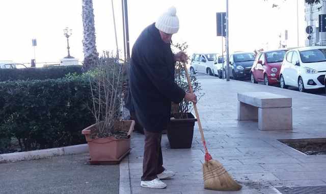 Bari: la storia di Antonio, il signore che ogni mattina spazza via i rifiuti da largo Adua